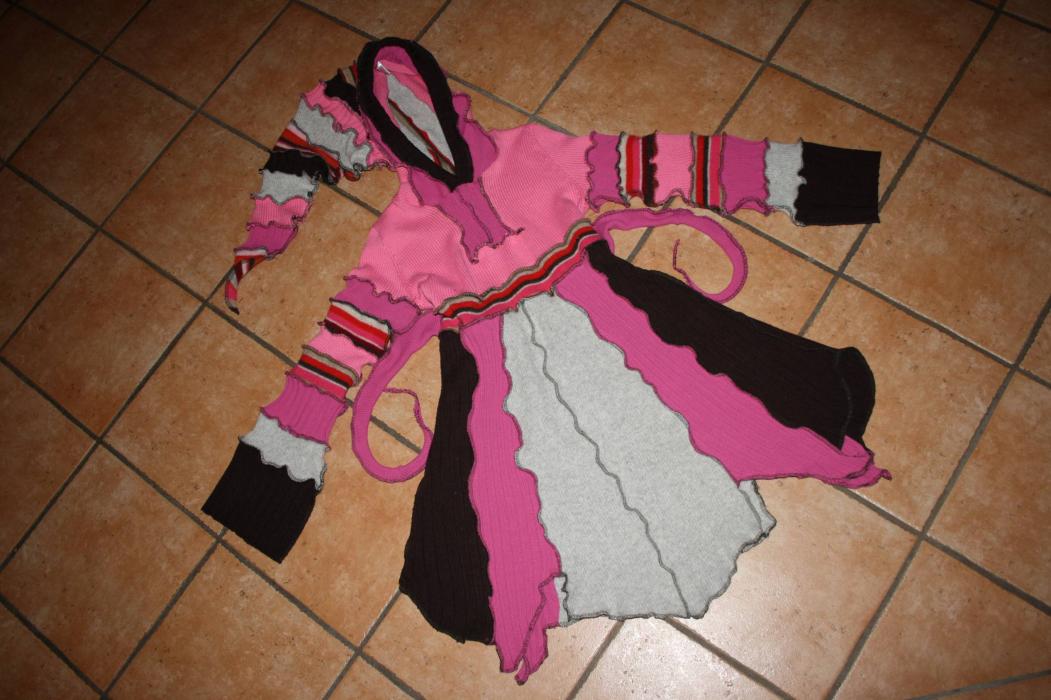 Katwise-Stil-Kleid ausgebreitet.