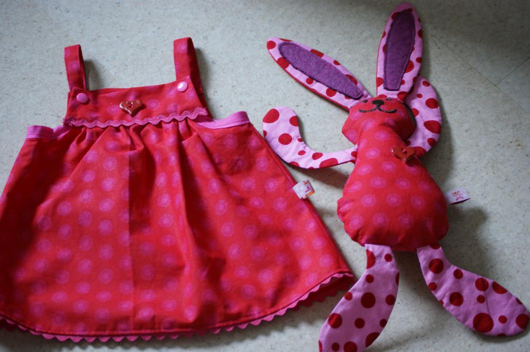 Hase Pepe und Kleid
