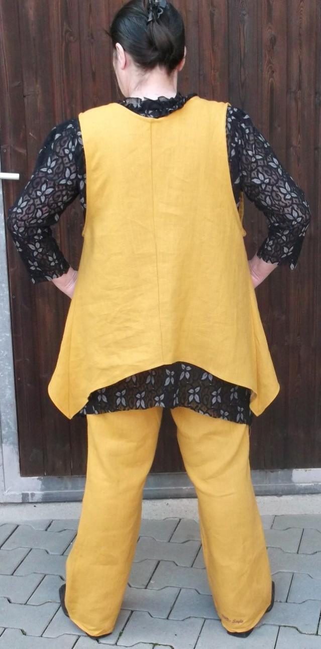 Leinenoutfit von hinten