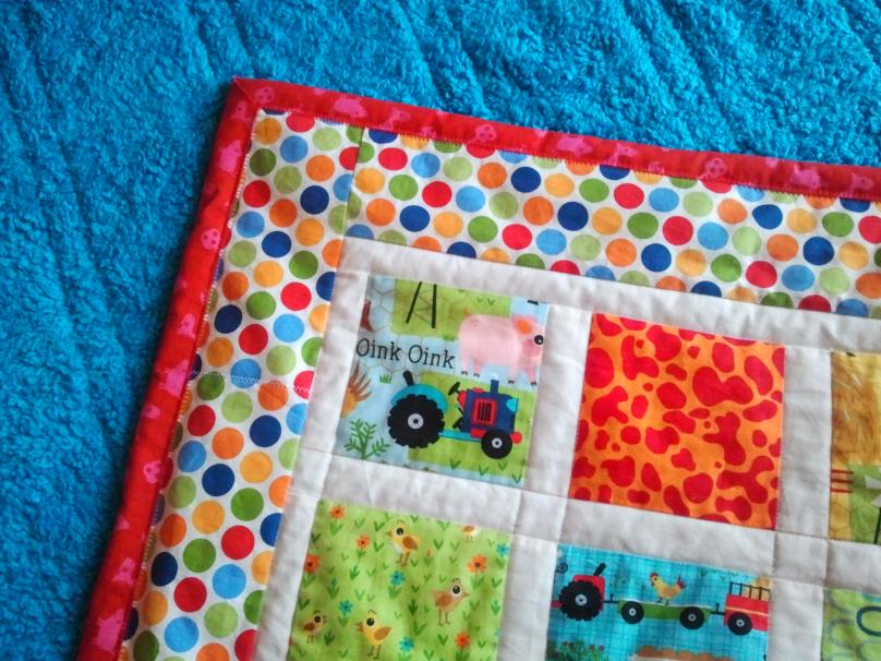 Oink-a-Doodle-Mooh... oder so ähnlich hieß der Stoff. Mein erster richtiger Patchwork-Versuch, eine Kuscheldecke für's Patenkind.