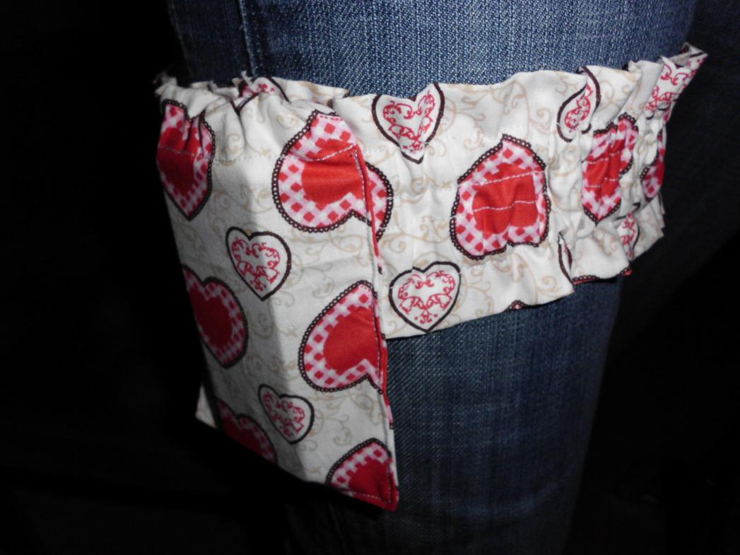 Strumpfband mit Tasche, welche oben einen Gummizug hat.Für unterm Dirndl als Handy-,Notgroschendepot.
