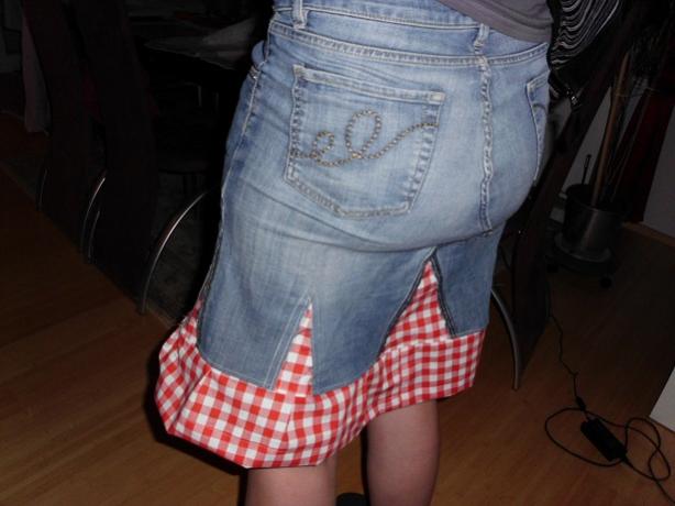 Recyclingjeansrock halb von hinten.