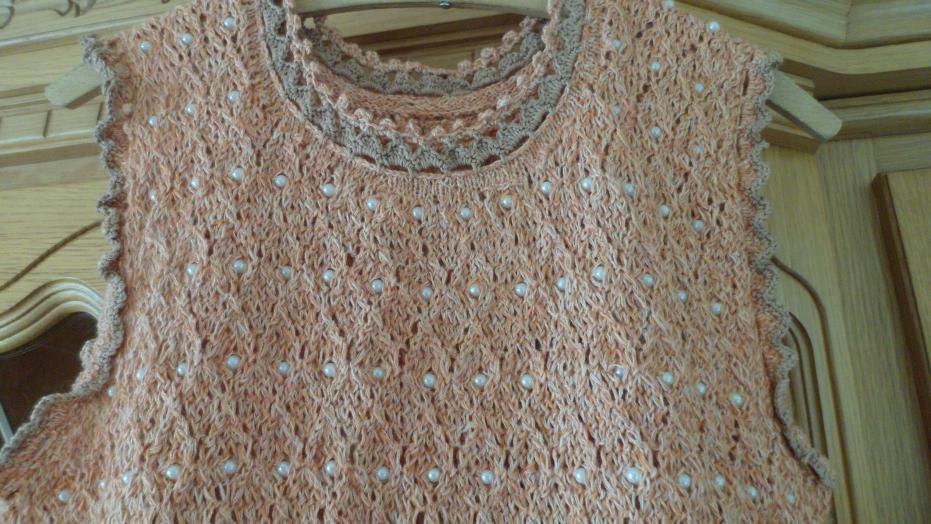 Das ist ein Kleid, bei dem ich oberhalb wieder Perlen mit eingestrickt habe. Das Kleid ist mit vier verschiedenen Mustern gearbeitet und hat unten eine breite Häkelborte, passend zum Ausschnitt. BW-Mischgarn