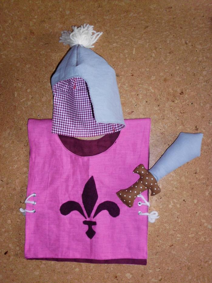 Ritterkostüm für ein Kleinkind aus beidseitig verwendbarem Leinenhemd, weichem Helm und Stoffschwert.