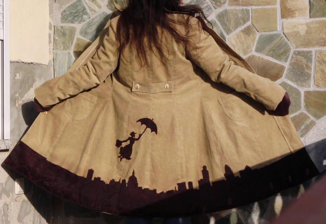 Wintermantel Johanna aus Cord mit Mary Poppins von hinten.