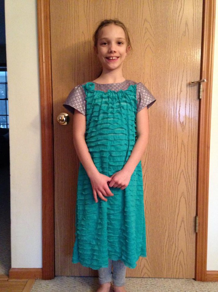 Das Kleid ist aus der Ottobre 6/2012 und ist etwas verlängert.  Meine Tochter wollte es gern etwas länger haben.  Da meine Tochter sich einen total doof zu vernähenden Jersey ausgesucht hat (laut Schnitt sollte es ein nicht dehnbarer Stoff sein) habe ich