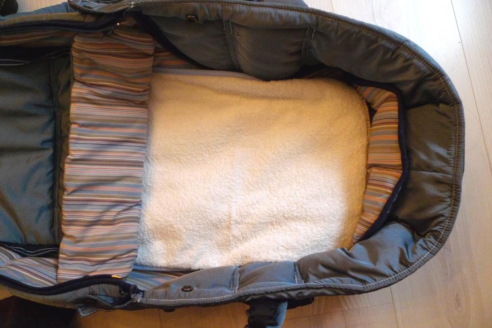 Ein leicht gefütterter Schlafsack fürs Baby aus Baumwollstoff mit Vliesfüllung (Futter: Baumwolljersey)