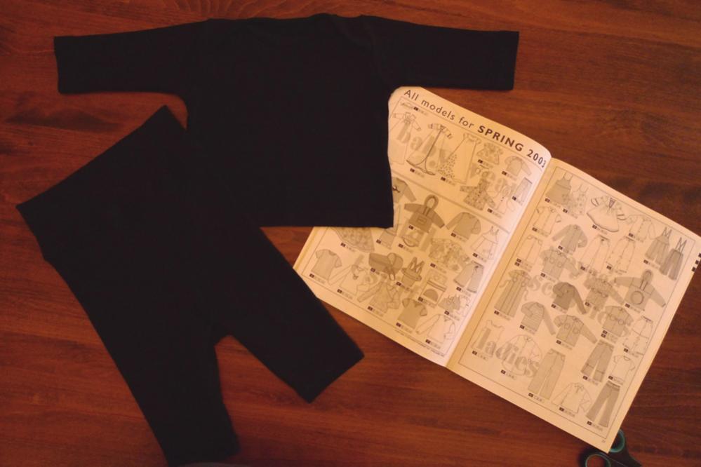 Für ein Fotoshooting à la Anne Geddes als Basiskleidung gebraucht: Langarmshirt und Hose schwarz in Gr. 50-56