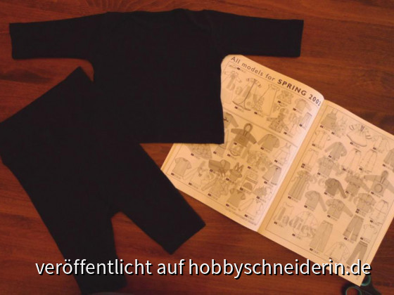 Für ein Fotoshooting à la Anne Geddes als Basiskleidung gebraucht: Langarmshirt und Hose schwarz in Gr. 50-56