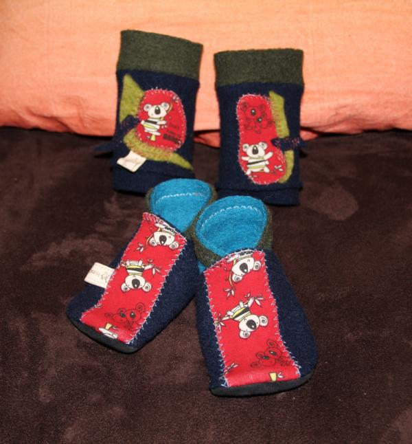 Kinderschuhe und Beinstulpen im gleichen Design