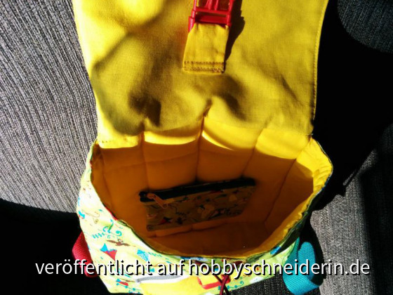 Kinderrucksack Lieselotte von LiebEling, ergänzt um kleinen Geldbeutel, der innen mit Druckknöpfen befestigt ist