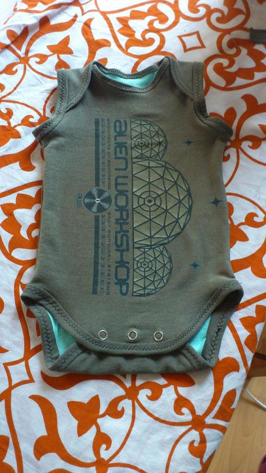 Alien Workshop BodySchnittmuster:http://omi-creates.blogspot.de/2010/02/baby-boy-onesie-with-binding-tutorial.html
