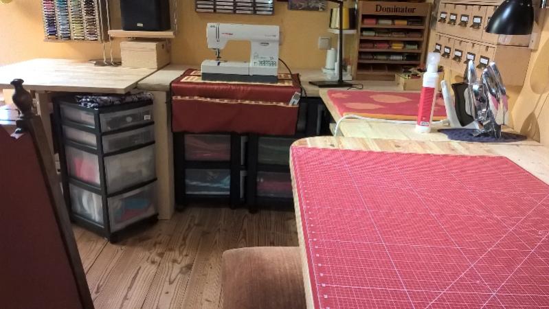 AT5 Schneidetisch zu Nähbereich, Utensilo selbstgemacht, Bügeltisch und Schneidetisch selbst gebaut (auf die Schnelle = nur zusammengespaxt)