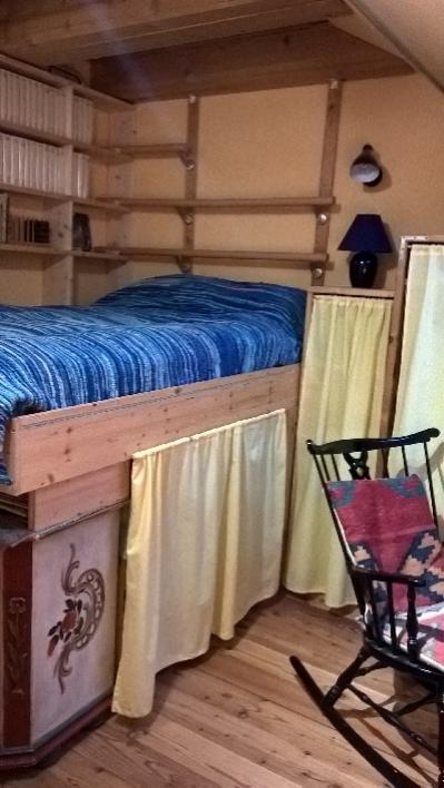 B1 Bett = Kellerersatz + Sprossenleiter zum 'Speicher', auch noch für's Lesebrett. Auf dem Brett ist ein inch/cm Massband aufgeklebt
