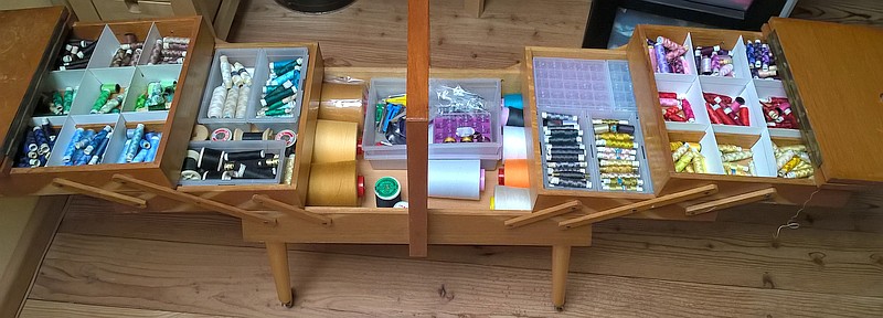 Nähwagen, mit Pappe auf schnell Unterteilungen gebastelt, noch nicht fertig sortiert. Unterspulen sind neu, werden je nach Farbe mit z.B transparent = BW-Garn befüllt. Leider darf meine Maschine nur Kunststoffspulen..., also beschlossen diesem Detail etwa
