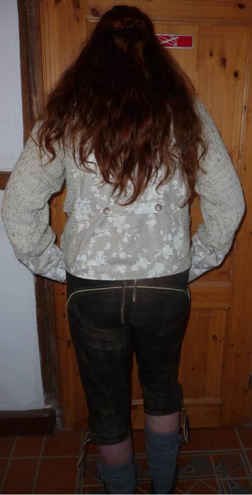 Pullbluse, durfte nicht zu lang werden, damit der Hosenboden, der Trachtenhose noch zu sehen ist.