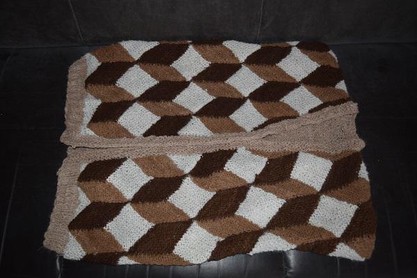 Gilet mit eigener Alpakawolle mit Patchwork-Technik gestrickt