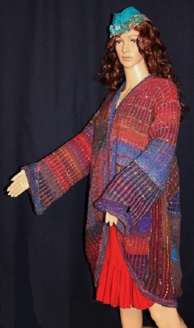Sockenwolle, Jacke mit weiten Ärmel und Umschlag der von Knöpfen gehalten wird.