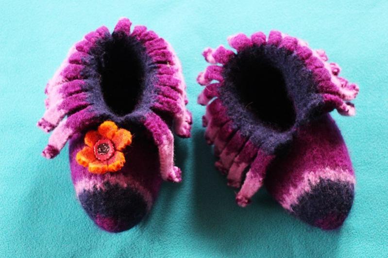 Kinderpuschen aus Filzstrickwolle,verziert mit nassgefilzter Blüte