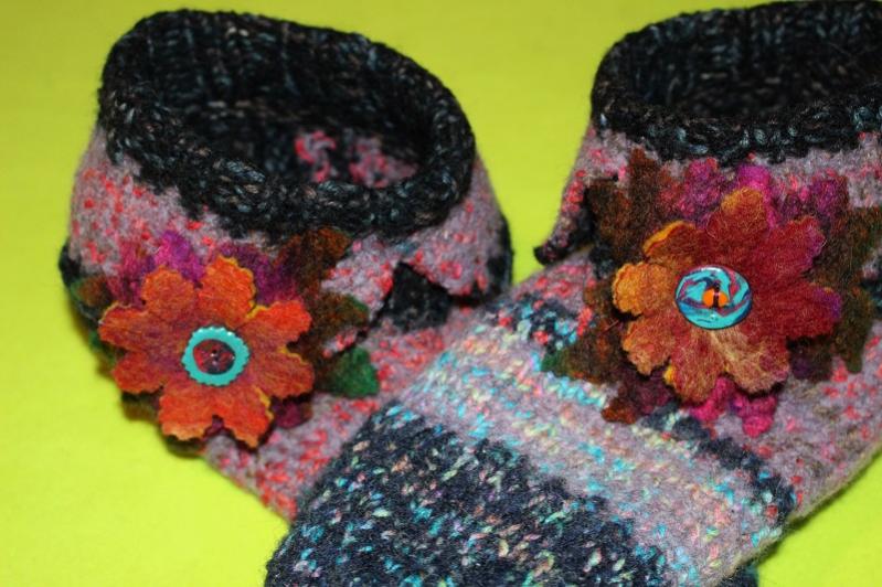 Kinderpuschen aus Filzstrickwolle,verziert mit nassgefilzter Blüte