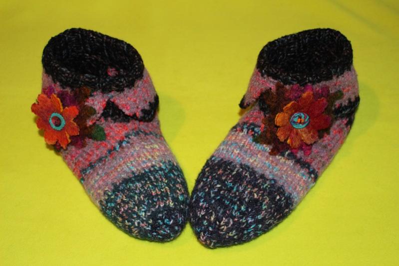 Kinderpuschen aus Filzstrickwolle,verziert mit nassgefilzter Blüte