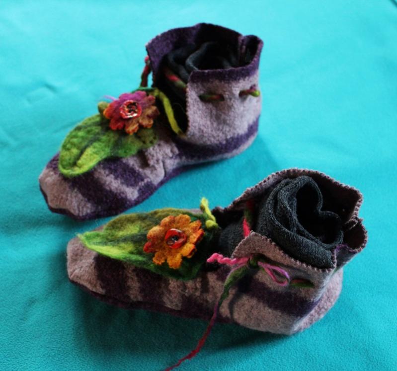 Kinderpuschen aus Filzstrickwolle,verziert mit nassgefilzter Blüte
