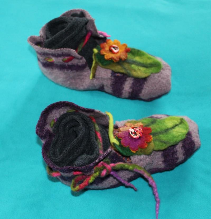 Kinderpuschen aus Filzstrickwolle,verziert mit nassgefilzter Blüte