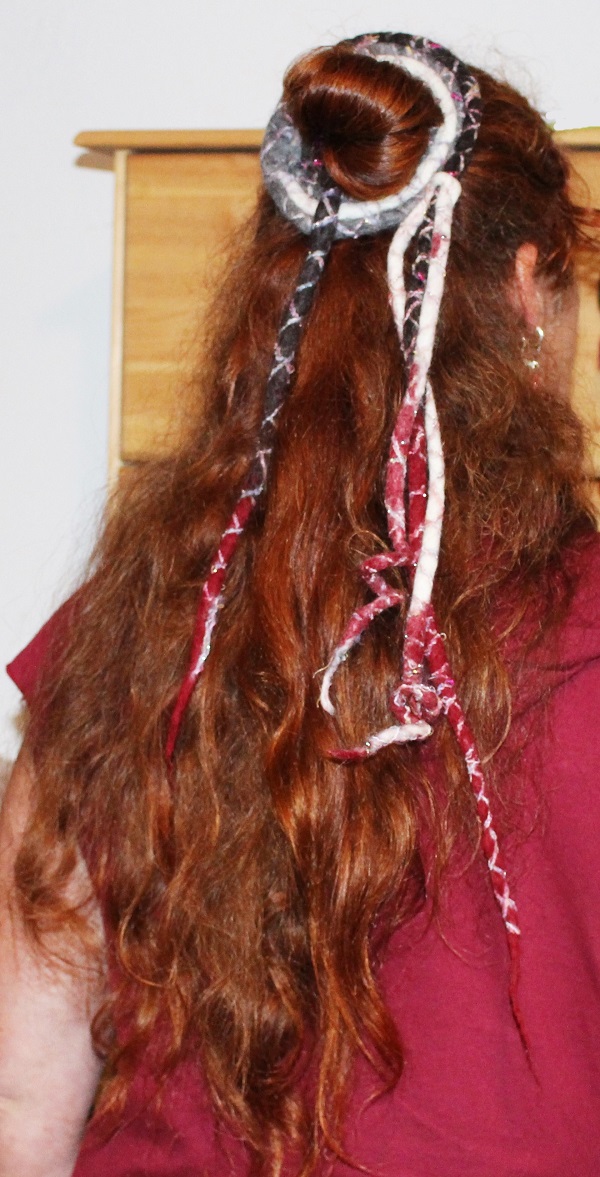 Haarschmuck aus Filz im Lockendesign