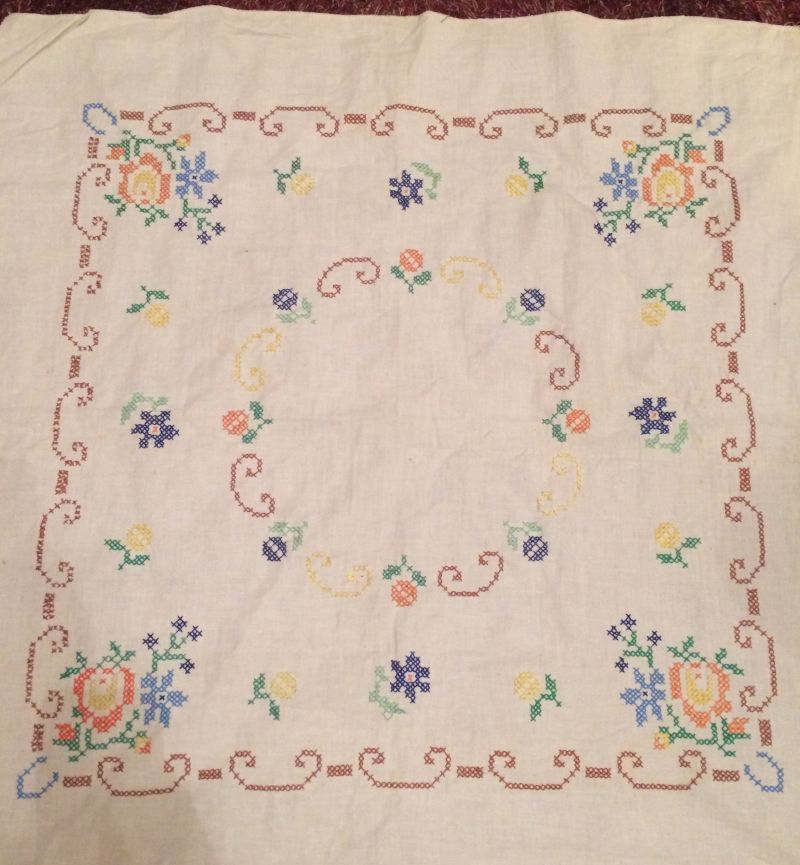 Tischdecke mit Kreuzstichmuster