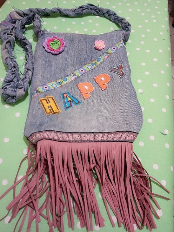 Aus alter Jeans wird Tasche zum Hippiekostüm