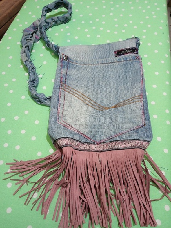 Aus alter Jeans wird Tasche zum Hippiekostüm