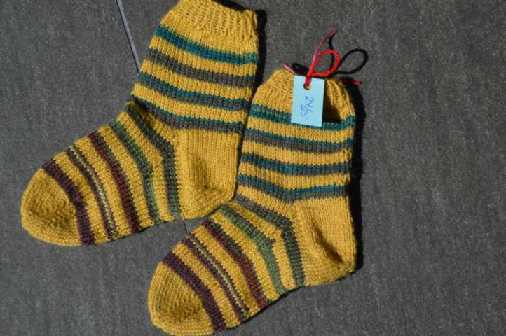 Gelb-grüne Kindersocken