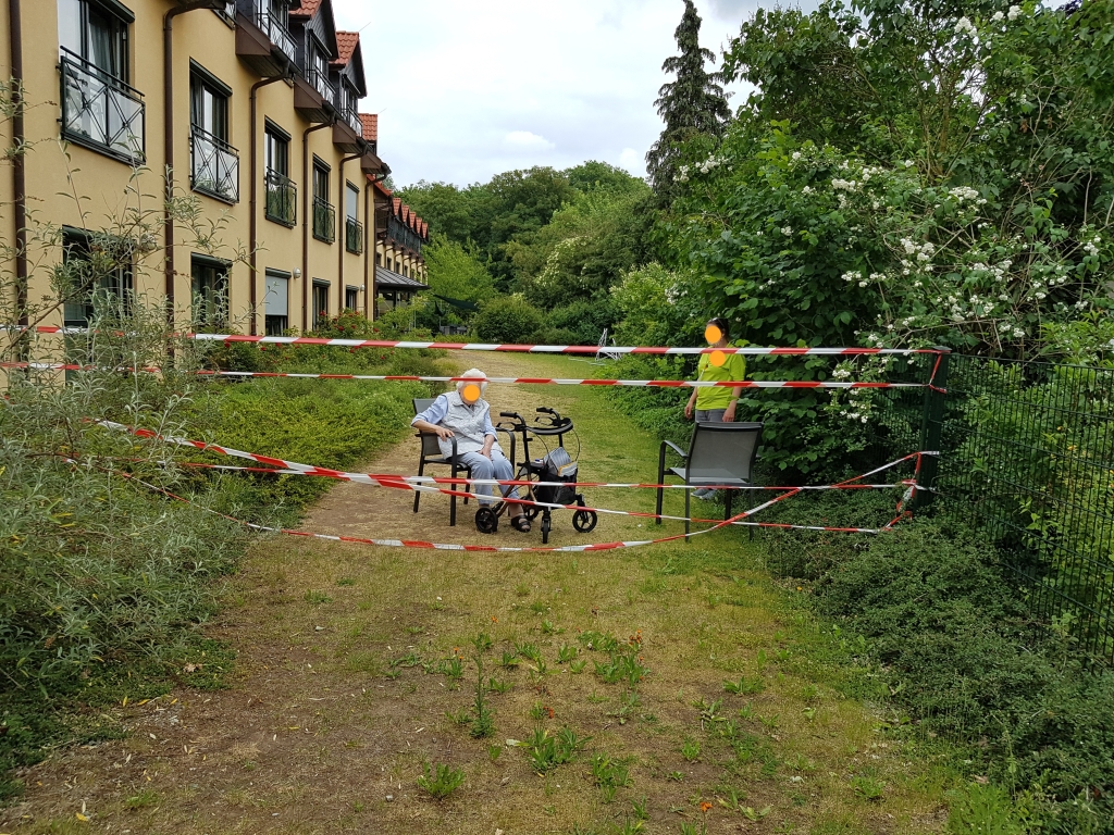 Seniorenheimbesuch mit kleinen Kindern in Coronazeit