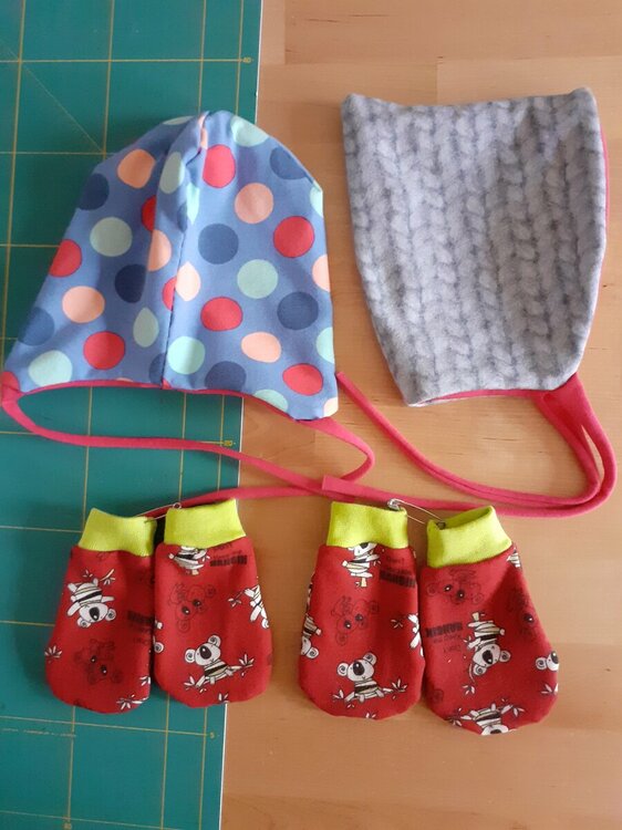 Babysachen - Strampler, Mützchen und Handschuhe für Welcome Baby Bag