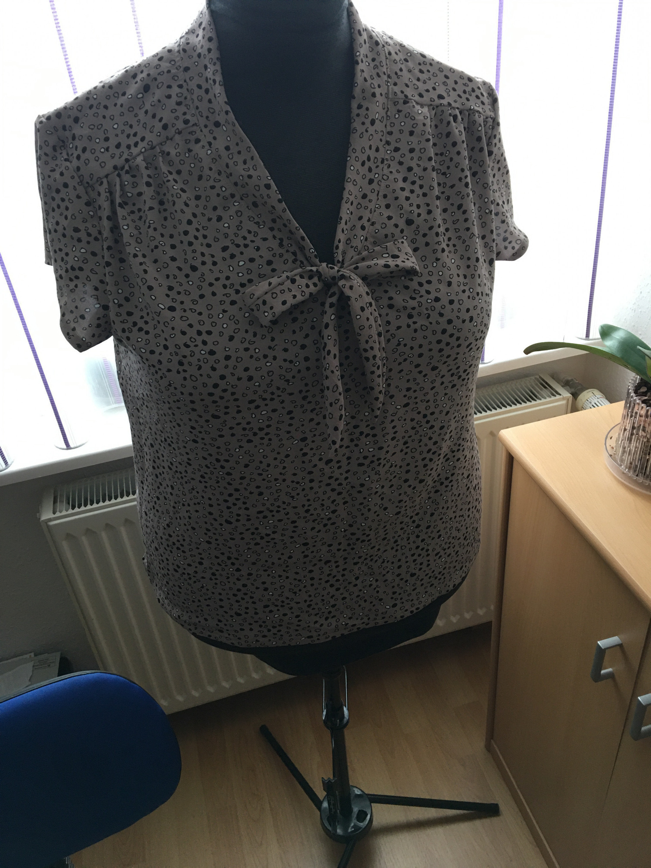 Bluse mit Bindekragen