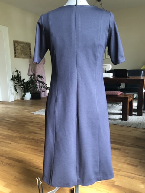 E18 - Businesskleid - Ceris Puppe hinten