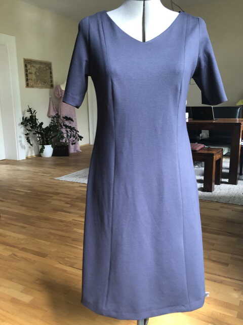 E18 - Businesskleid - Ceris Puppe vorne