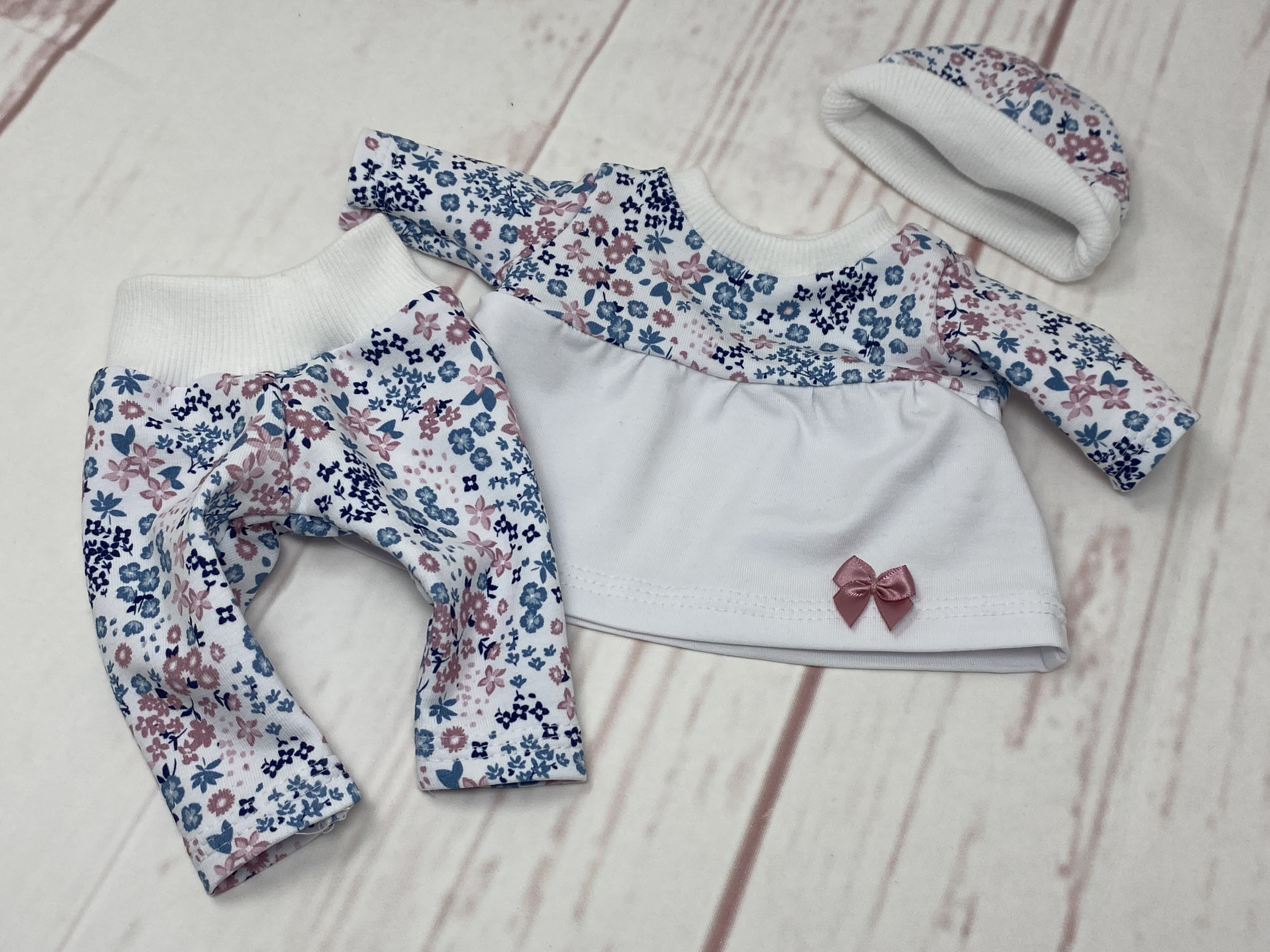 Neues Puppenoutfit mit Blumen