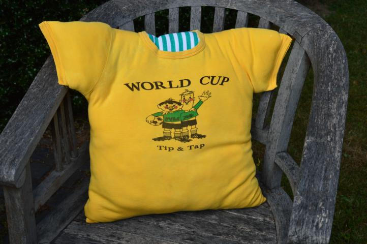 T-Shirt Kissen als WM Revival