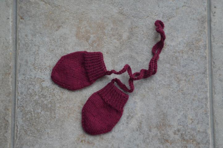 Dunkelrote Babyhandschuhe