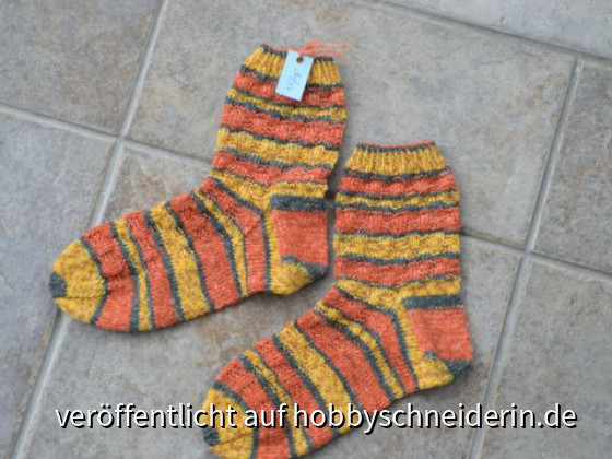 Gelb-rote Nessy-Socken