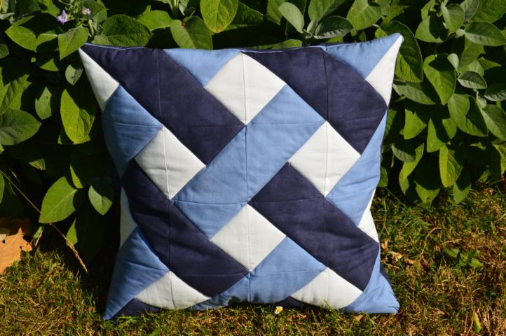 Patchworkkissen mit Flechtoptik