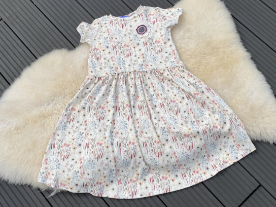 Sommerkleid aus Rippjersey mit Häkelblume - Gr 134