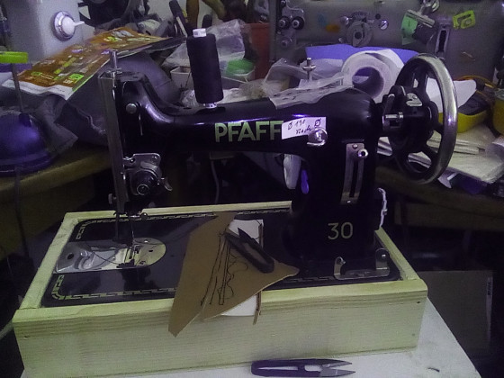 Pfaff 30, umgebaut zu einer Ledernähmaschine.