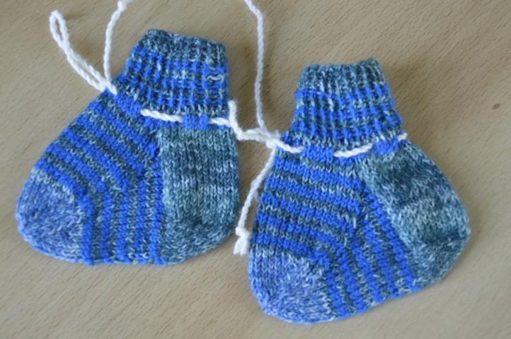 Babysöckchen mit blauen Streifen