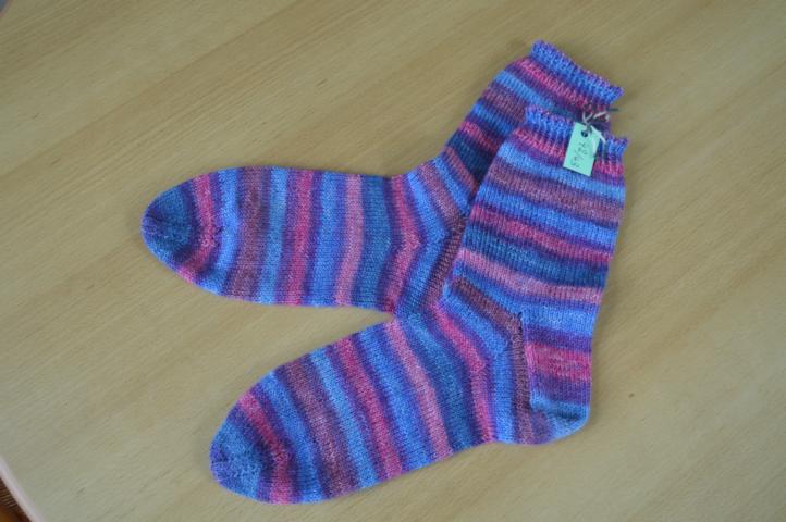 Socken in Beerentönen