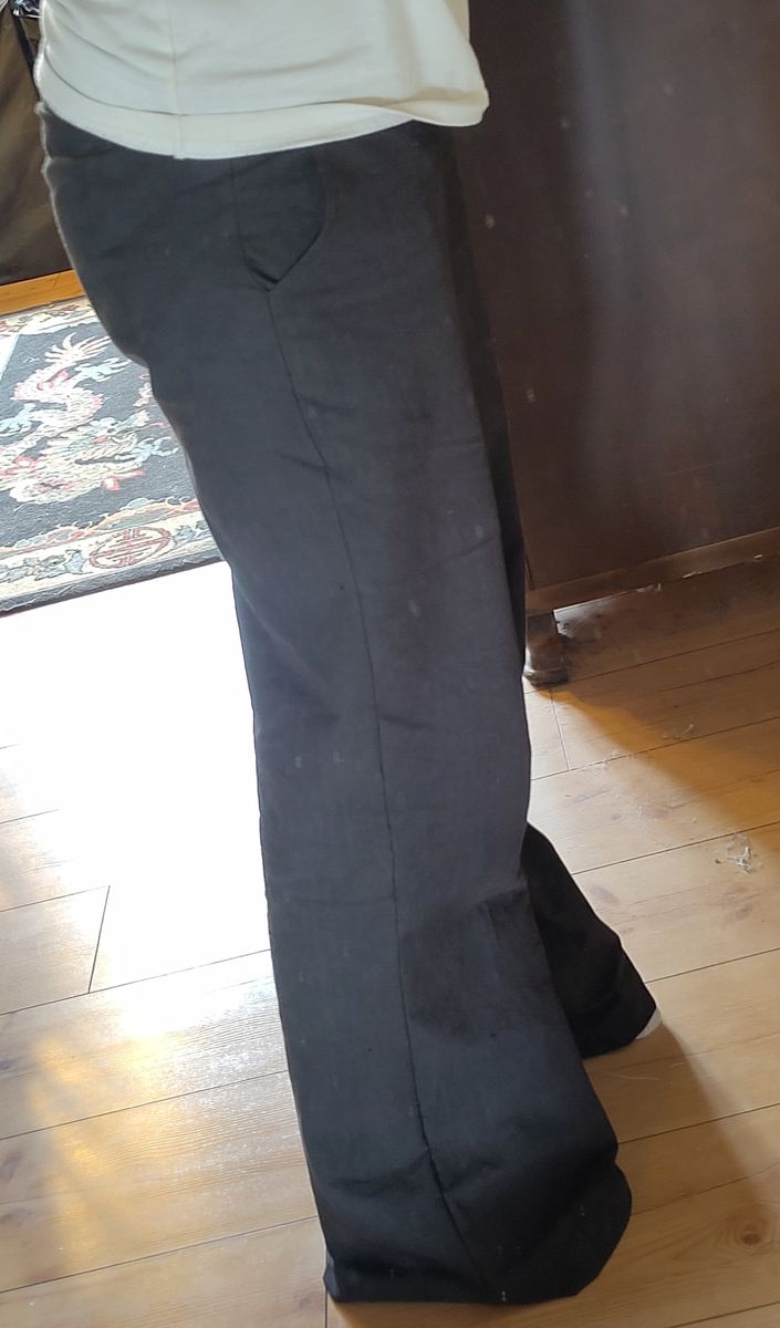 Schwarze Leinenhose von der Seite