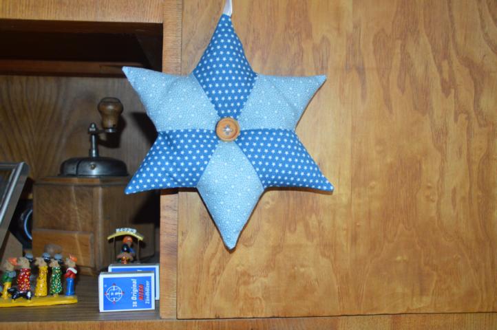 Blauer Patchworkstern mit Knopf