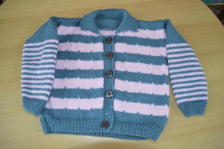 Strickjäckchen mit Blockstreifen