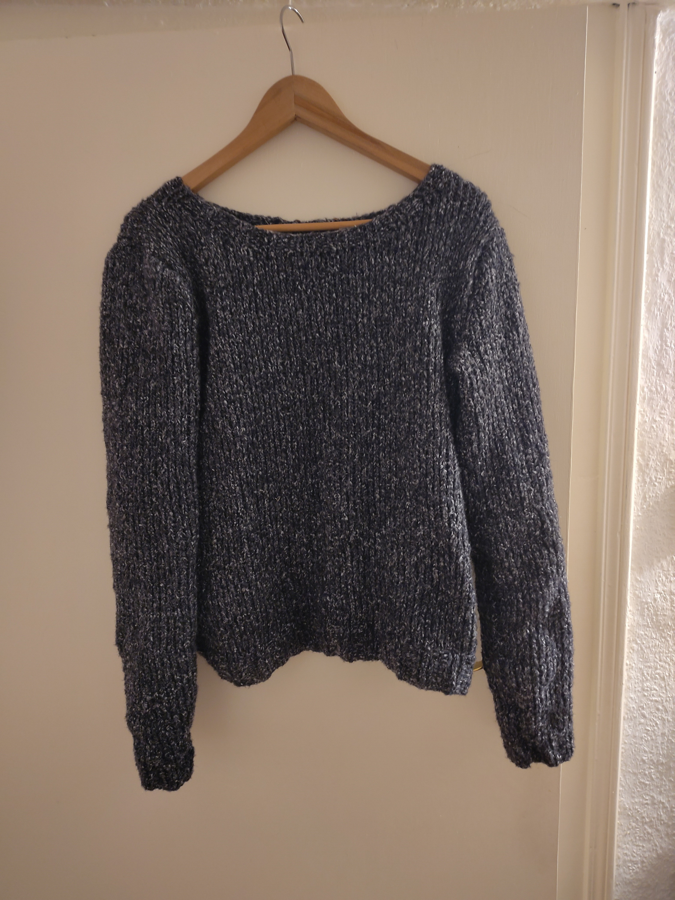 Einfacher gestrickter Pullover